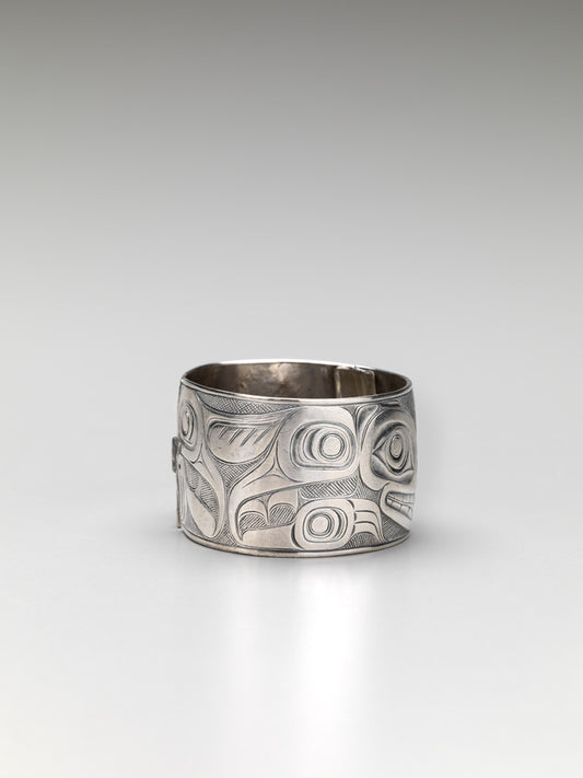 Silver engraved bracelet with a toad motif